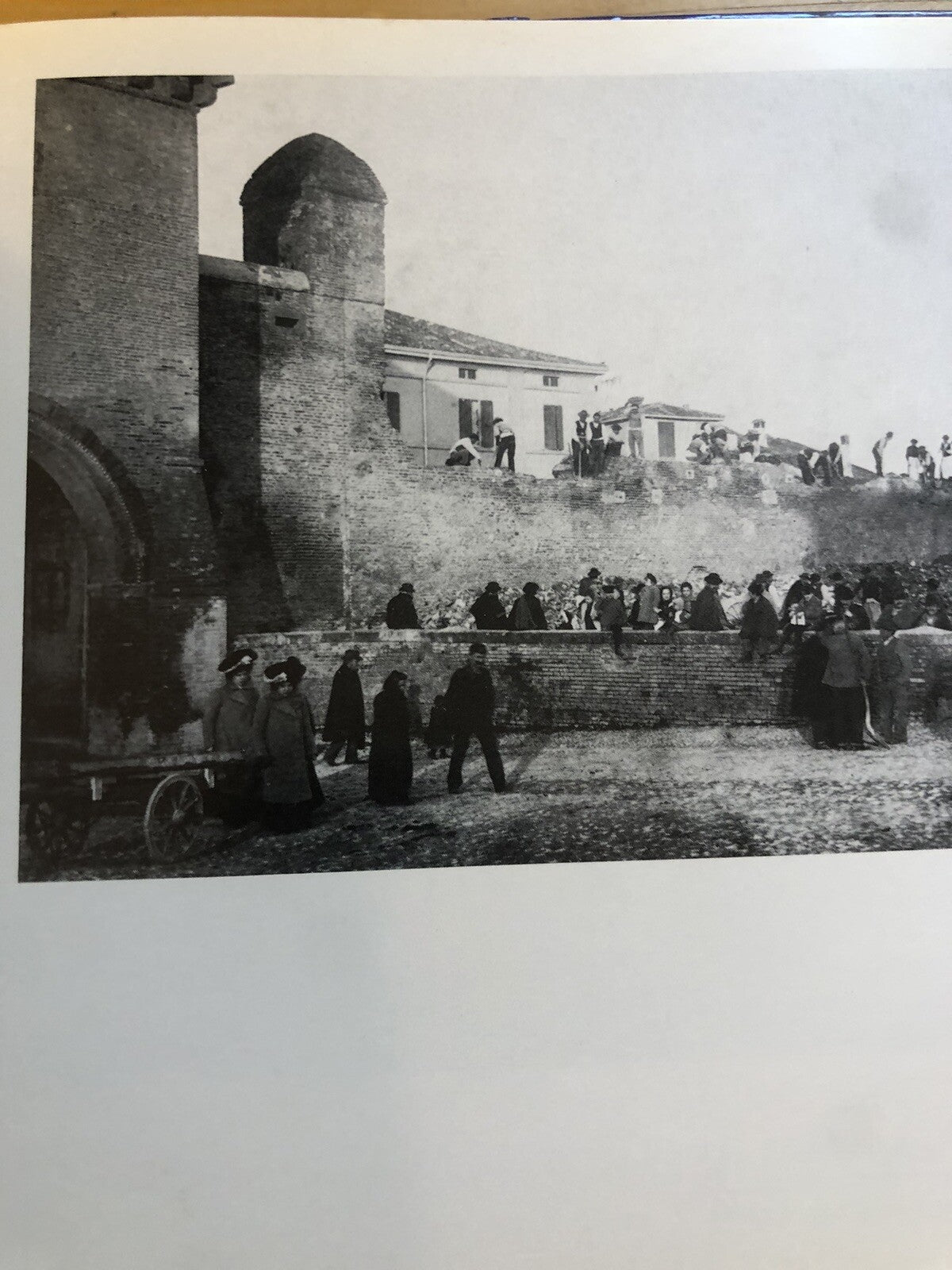 Bologna per la strada fotoconfronti col passato, Menarini - Vianelli 1975
