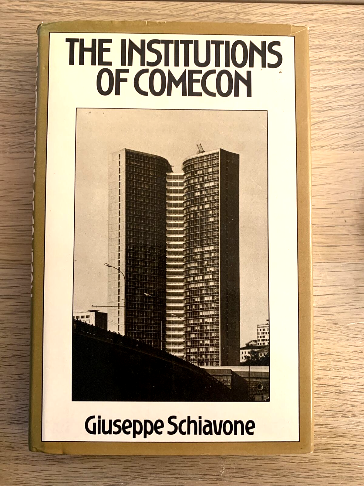THE INSTITUTIONS OF COMECON. GIUSEPPE SCHIAVONE 1981