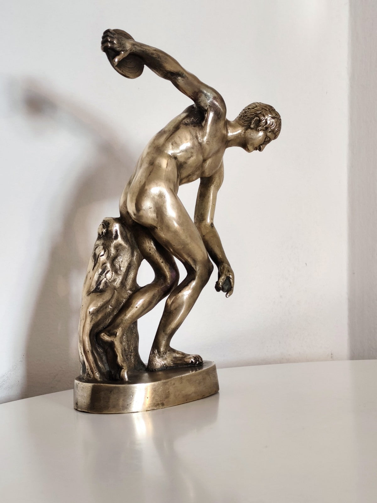 Statuetta scultura - Discobolo - Ottone dorato. Arte classica