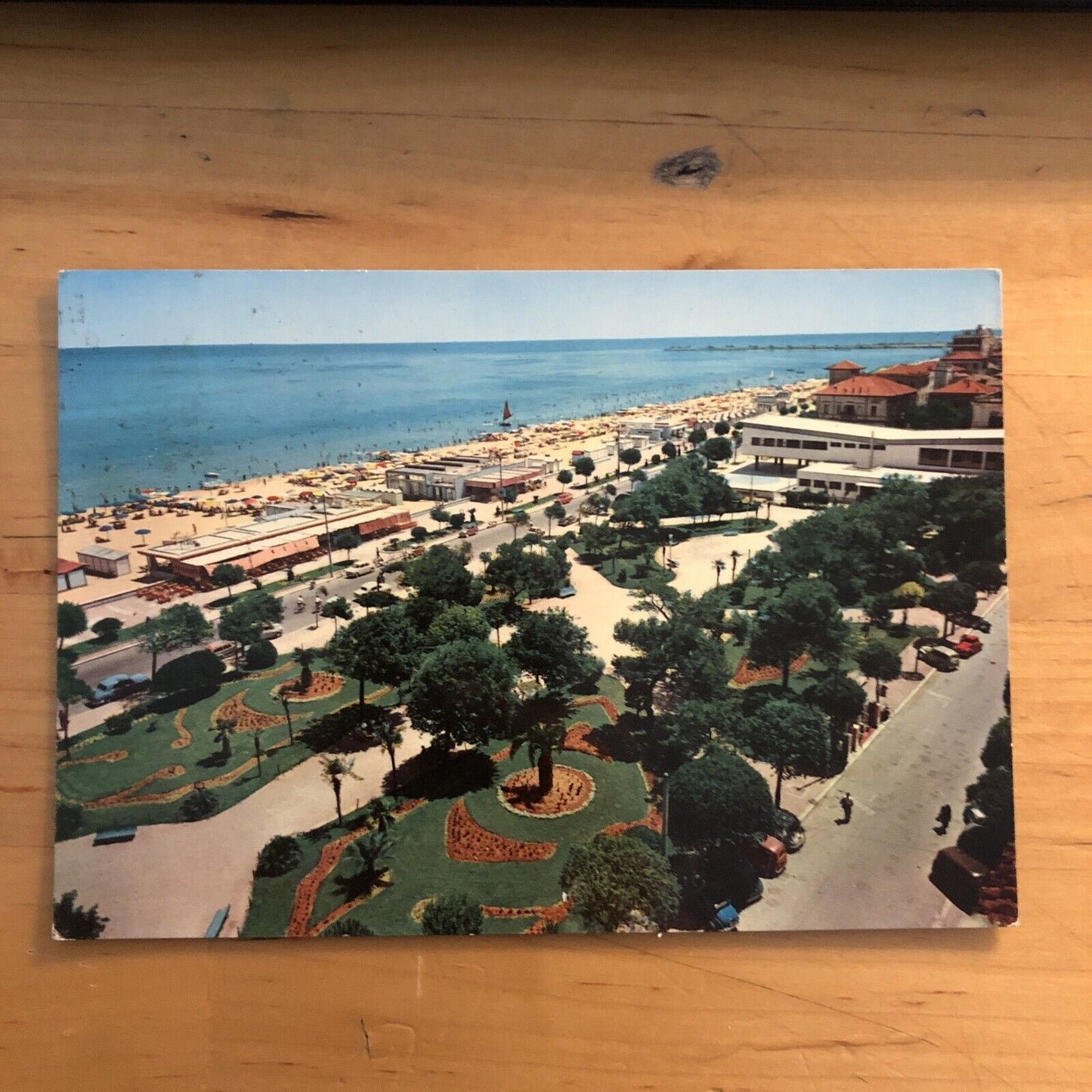Cartolina PESCARA - GIARDINI E VEDUTA DELLA SPIAGGIA 1960